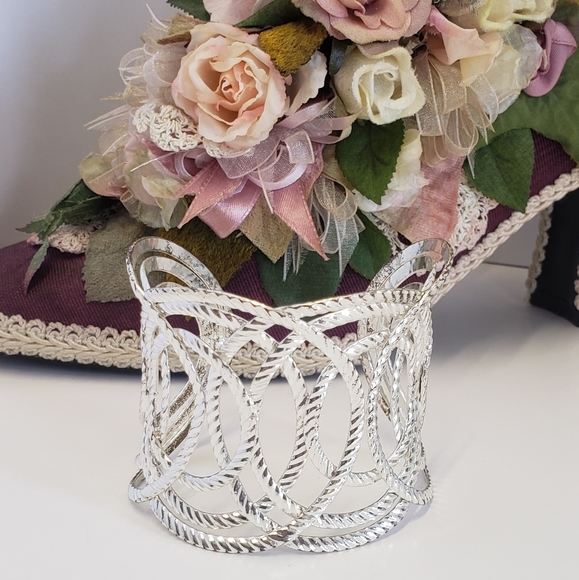 Gorgeous Bright Silver tone Cuff Bracelet - Picture 6 of 6
